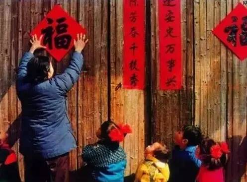貼春聯的拼音_拼字春聯_帶拼音春聯