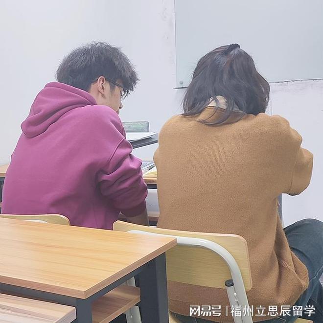 福州留學(xué)必看！高考英語成績?yōu)橄愀郾究粕暾埣臃謱嵱妹丶?/></p>
							<p>在如今這個競爭異常激烈的香港本科申請賽道上，每一位福州學(xué)子都懷揣著夢想，渴望踏入香港高校的大門。而<a href='/zuowen/gaozhongzuowen/47465.html' title='新高考英語兩篇作文，如何拿高分？進(jìn)入A檔評分標(biāo)準(zhǔn)全攻略' target='_blank'>高考英語</a>成績，可不單單是一道基礎(chǔ)門檻，它更像是一把閃閃發(fā)光的鑰匙，是展現(xiàn)個人優(yōu)勢的重要法寶。只要掌握了正確的運用方法，這一成績完全能助力福州的申請者在眾多競爭者中脫穎而出。</p>
<p><img src='http://www.fanyafuwu.com/d/file/p/2025/05-23/1747943652812_0.jpg' alt='香港本科申請_高考英語成績優(yōu)勢_高考英語作文怎么提高'/></p>
<p>凸顯語言能力優(yōu)勢</p>
<p>香港的高校大多采用全英文授課模式，對于福州留學(xué)的同學(xué)們來說，一份良好的高考英語成績就像是一張“語言通行證”，能直觀地向招生官證明自己具備適應(yīng)這種學(xué)習(xí)環(huán)境的語言基礎(chǔ)。要是英語成績達(dá)到了 135 分及以上，可一定不能在個人陳述或申請材料里埋沒了這個閃光點。比如，可以詳細(xì)說明自己在英語閱讀、寫作、聽力等方面的獨特優(yōu)勢。要是高考英語作文還獲得了高分，那更是要單獨拎出來說一說，這能完美展現(xiàn)自己在英語書面表達(dá)上的出色能力，讓招生官對申請者的語言水平瞬間信心倍增。</p>
<p>結(jié)合專業(yè)需求突出特色</p>
<p>不同的專業(yè)對英語能力的側(cè)重點也有所不同。對于福州立思辰留學(xué)所服務(wù)的申請香港高校傳媒、語言文學(xué)等專業(yè)的同學(xué)而言，優(yōu)秀的高考英語成績就像是一塊量身定制的敲門磚，能直接體現(xiàn)與專業(yè)的契合度。在申請的時候，不妨將英語成績與專業(yè)學(xué)習(xí)方向巧妙結(jié)合。比如，可以闡述自己如何通過英語閱讀國際新聞、文學(xué)作品，慢慢培養(yǎng)起對傳媒或文學(xué)的濃厚興趣，以及未來打算如何運用英語能力在專業(yè)領(lǐng)域深入學(xué)習(xí)。這樣一來，申請的說服力就大大增強了。</p>
<p>延伸展現(xiàn)學(xué)習(xí)潛力</p>
<p>高考英語成績的背后，其實反映的是長期的學(xué)習(xí)積累和出色的學(xué)習(xí)能力。申請者可以在文書中好好分享一下自己的英語學(xué)習(xí)經(jīng)驗，比如自己是如何通過參加英語演講比賽、閱讀英文原著等方式不斷提升英語水平的。這不僅能體現(xiàn)自主學(xué)習(xí)能力，還能展現(xiàn)出對語言學(xué)習(xí)的滿腔熱情。這種將成績與學(xué)習(xí)過程、能力相結(jié)合的表述，能讓招生官看到申請者不僅英語成績優(yōu)異，更具備持續(xù)學(xué)習(xí)和進(jìn)步的巨大潛力。</p>
<p>申請助力：福州立思辰留學(xué)保駕護(hù)航</p>
<p>如何最大化發(fā)揮高考英語成績的優(yōu)勢，這可是申請香港本科的關(guān)鍵一步。福州立思辰留學(xué)憑借豐富的申請經(jīng)驗，組建了一支專業(yè)的團(tuán)隊。他們能夠根據(jù)學(xué)生的英語成績和目標(biāo)專業(yè)，精心制定個性化的申請策略。從材料的優(yōu)化到面試的指導(dǎo)，全方位為學(xué)生助力，讓福州的學(xué)子們憑借高考英語成績在申請中脫穎而出，順利拿到香港高校的錄取通知書。</p>
<p>總之，對于福州有留學(xué)意向的同學(xué)們來說，充分利用好高考英語成績，再加上福州立思辰留學(xué)的專業(yè)支持，香港本科申請之路將會更加順暢。</p>						</div>
						<!-- 新增下載按鈕開始 -->
						<a id=