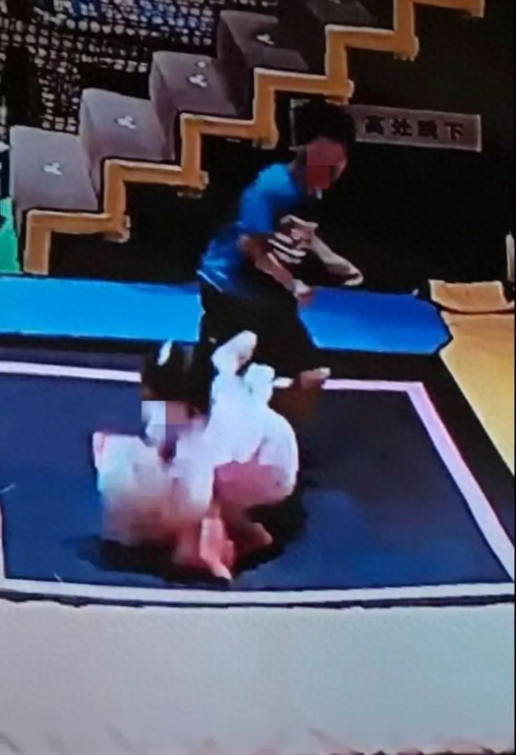 觸目驚心！玩蹦床，幼童骨折、傷殘……家長們，千萬小心